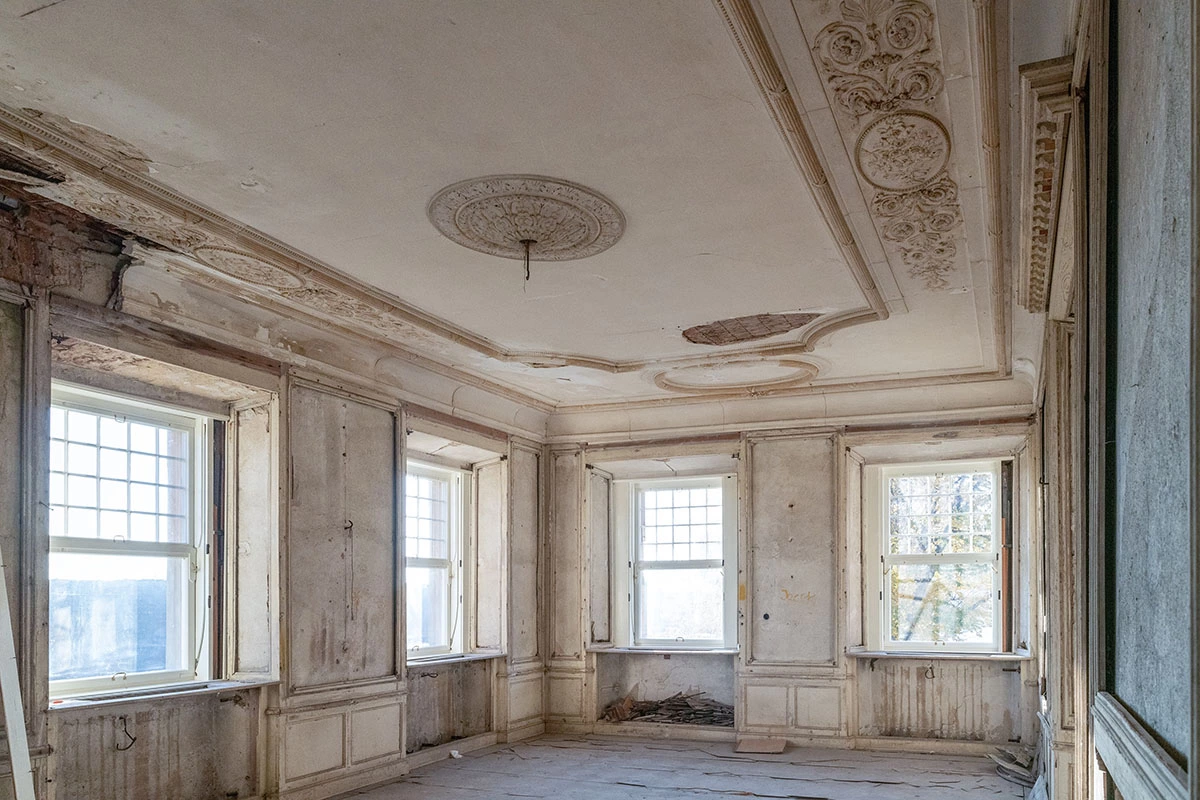 Pałac w dalkowie - okna w stylu angielskim