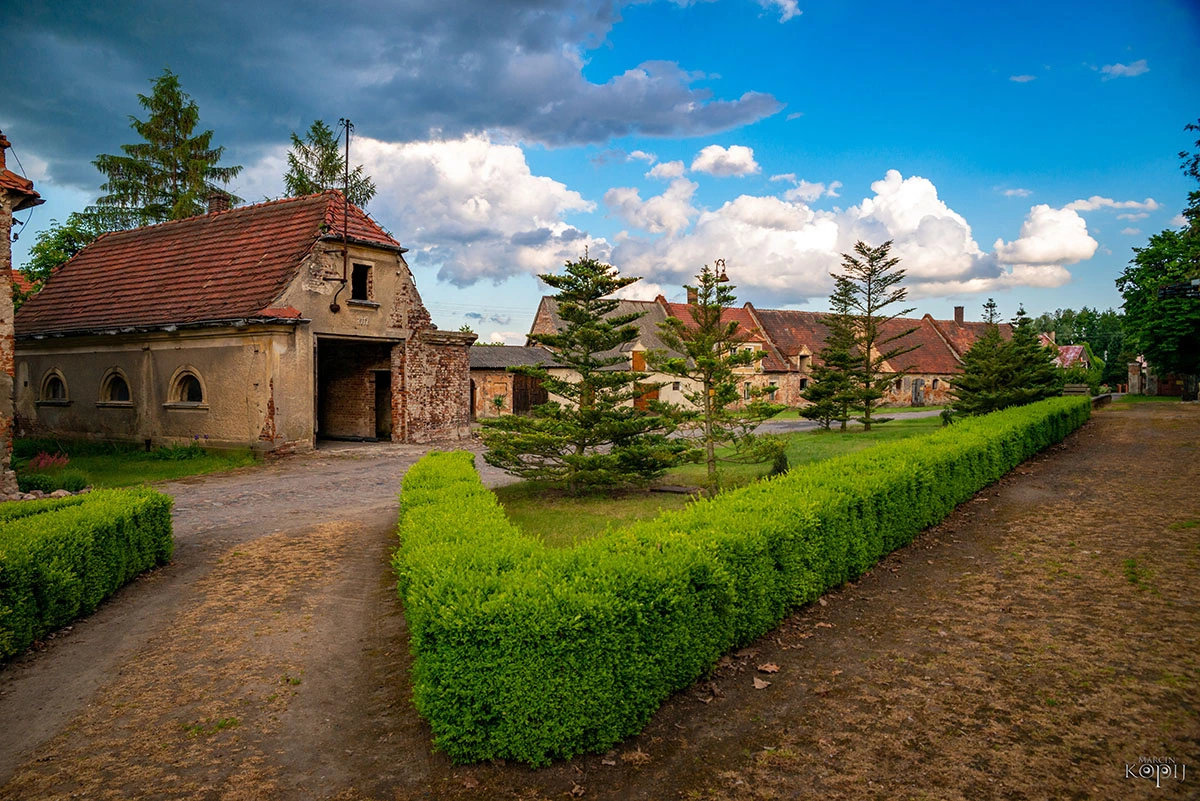 Pałac w Dalkowie widok na zabudowania folwarczne