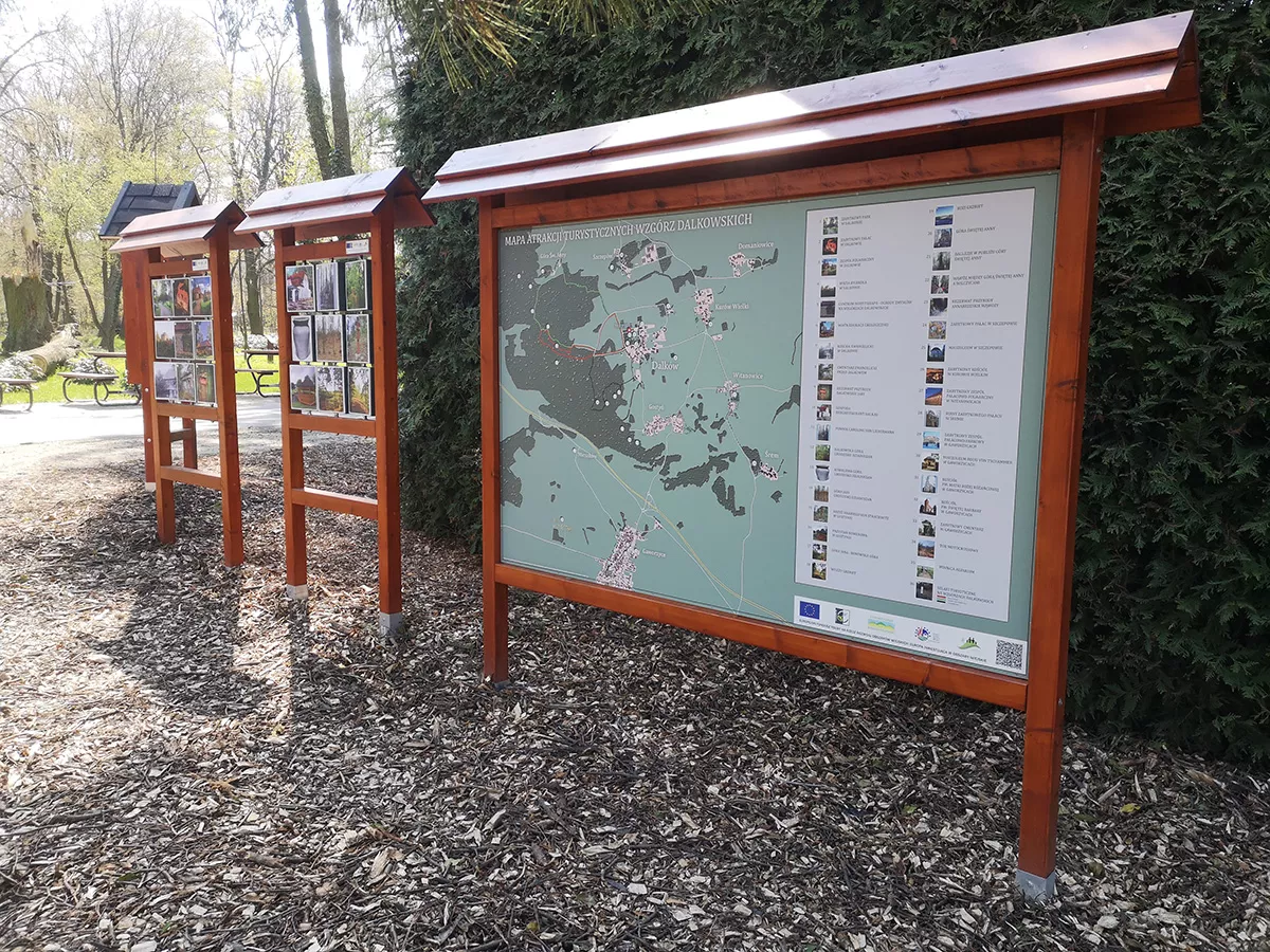 tablice na punkcie informacji turystycznej w Dalkowie