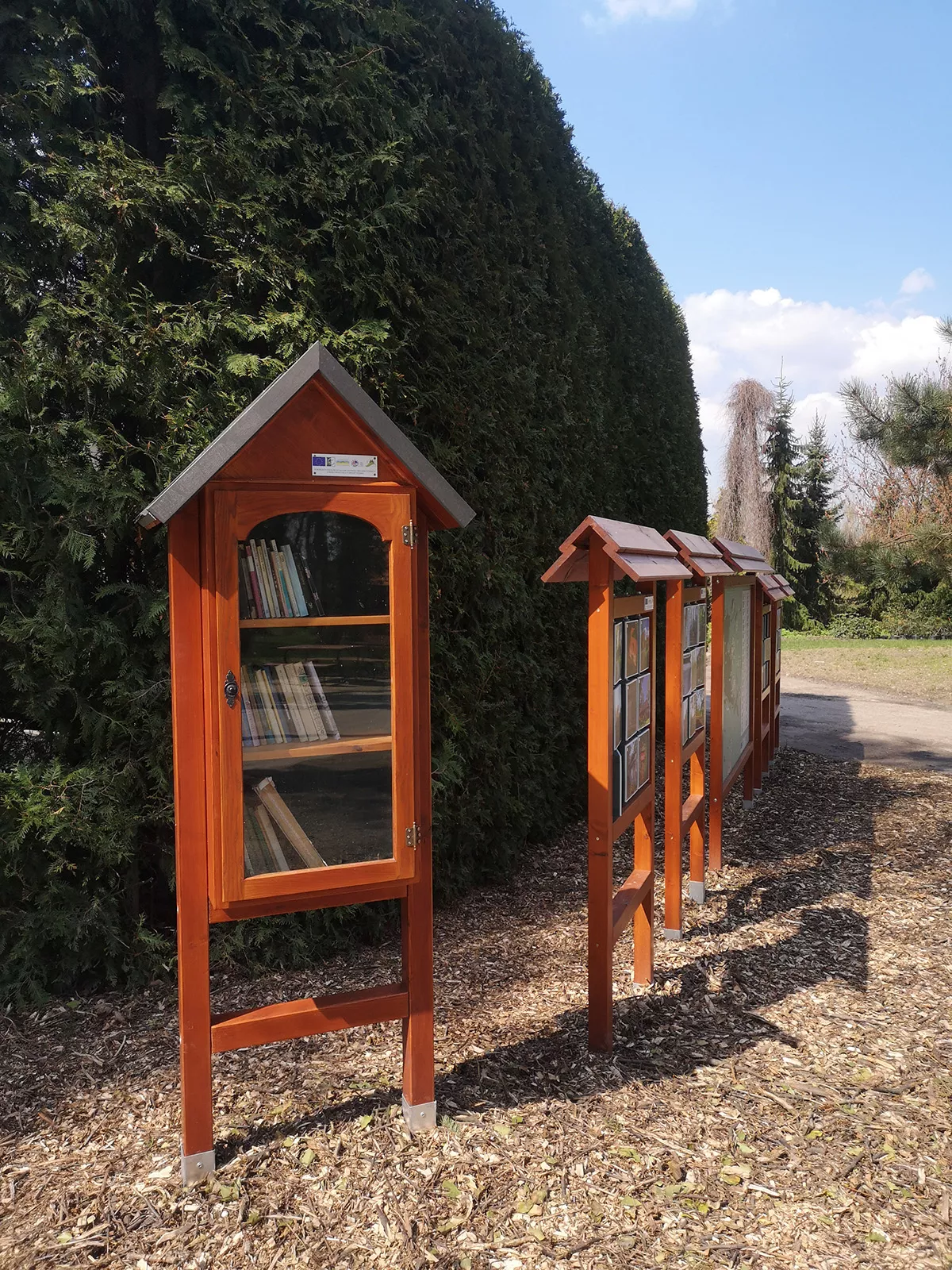 Biblioteczka przy punkcie informacji turystycznej w Dalkowie