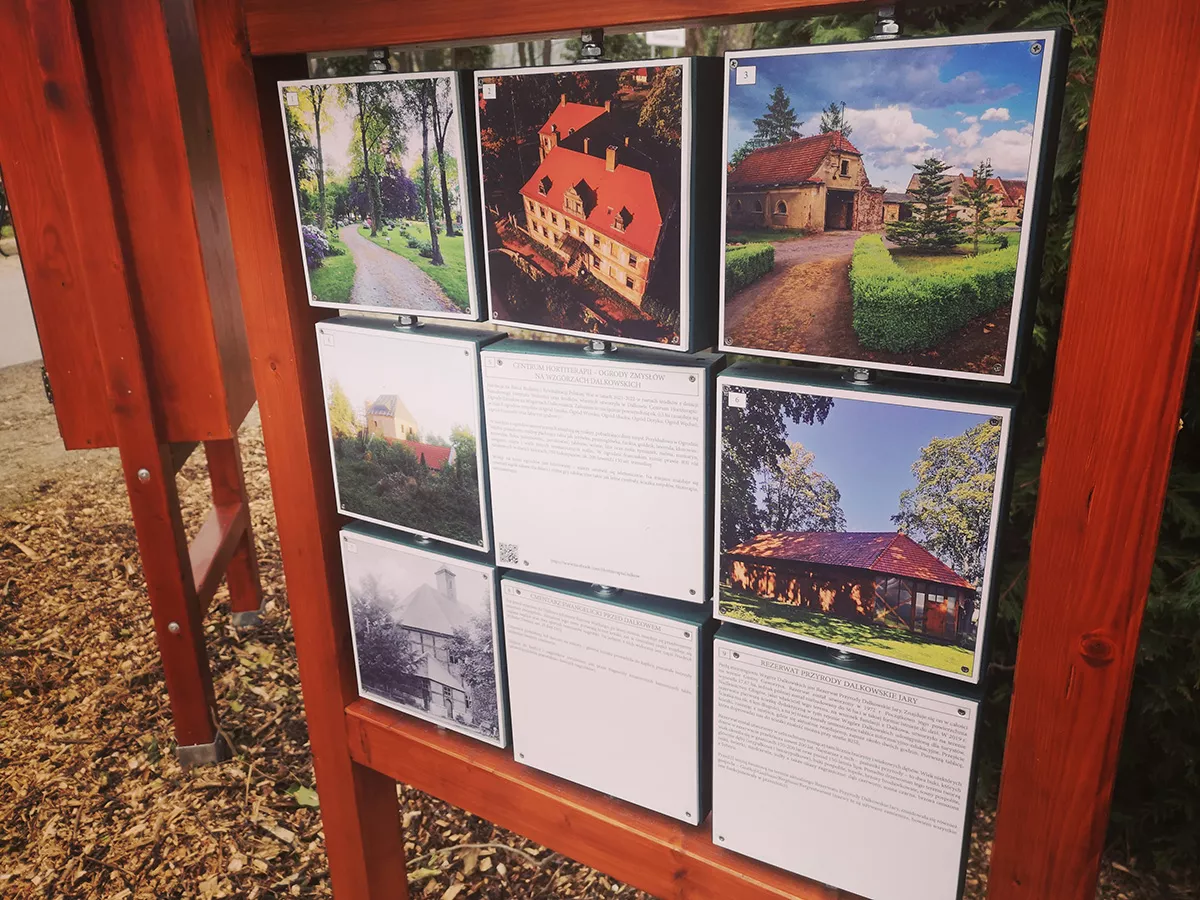 tablice z atrakcjami okolicy na punkcie informacji turystycznej w Dalkowie