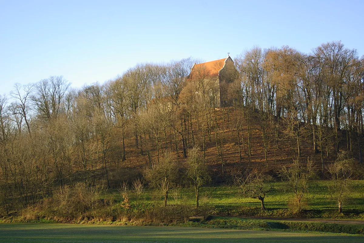 Kościół na Górze Świętej Anny (niem. Annaberg) wśród jesiennych drzew