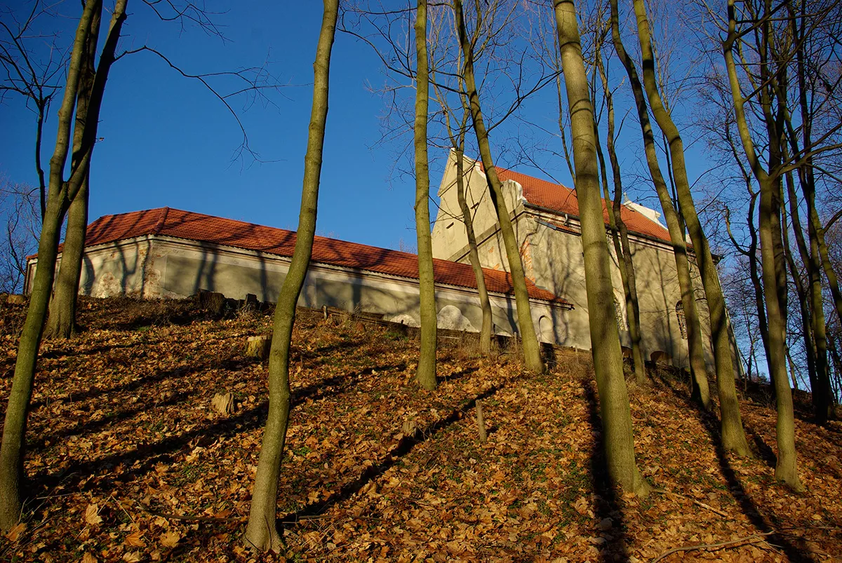 Kościół na Górze Świętej Anny (niem. Annaberg) wśród jesiennych drzew