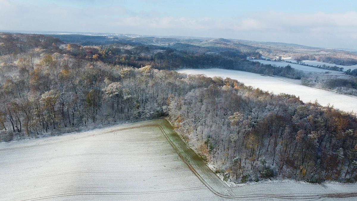 Wzgórza Dalkowskie zimowy krajobraz z lotu ptaka