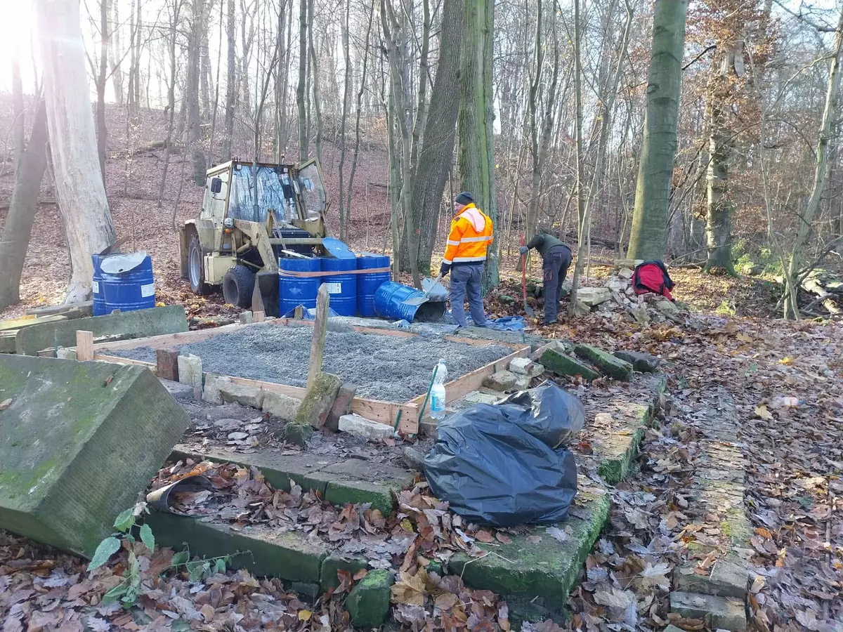 pocztówka na której znajduje się m.in. pomnik Caroline von Liebermann 