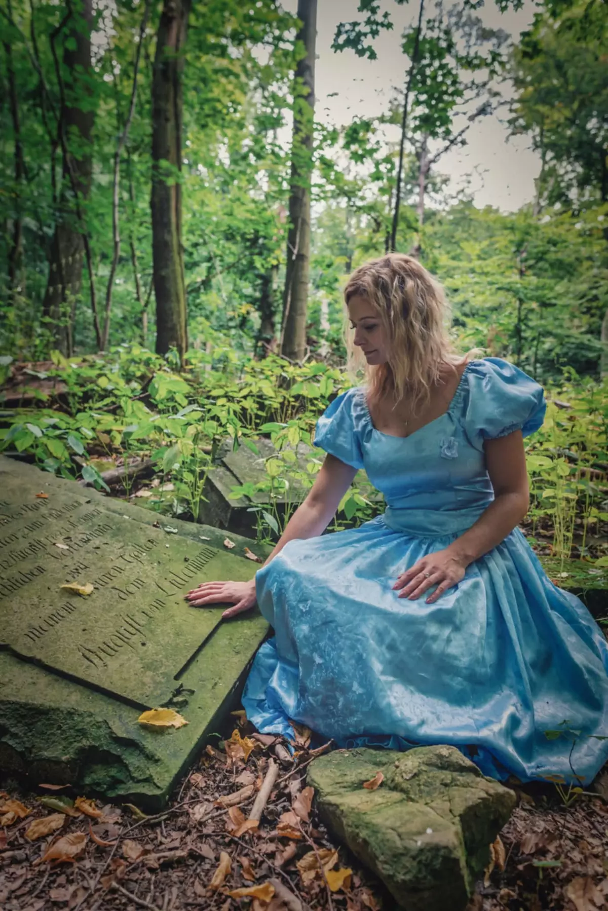 pocztówka na której znajduje się m.in. pomnik Caroline von Liebermann 