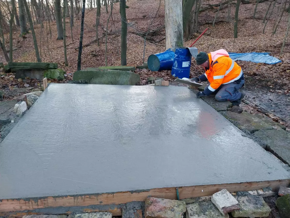 pocztówka na której znajduje się m.in. pomnik Caroline von Liebermann 