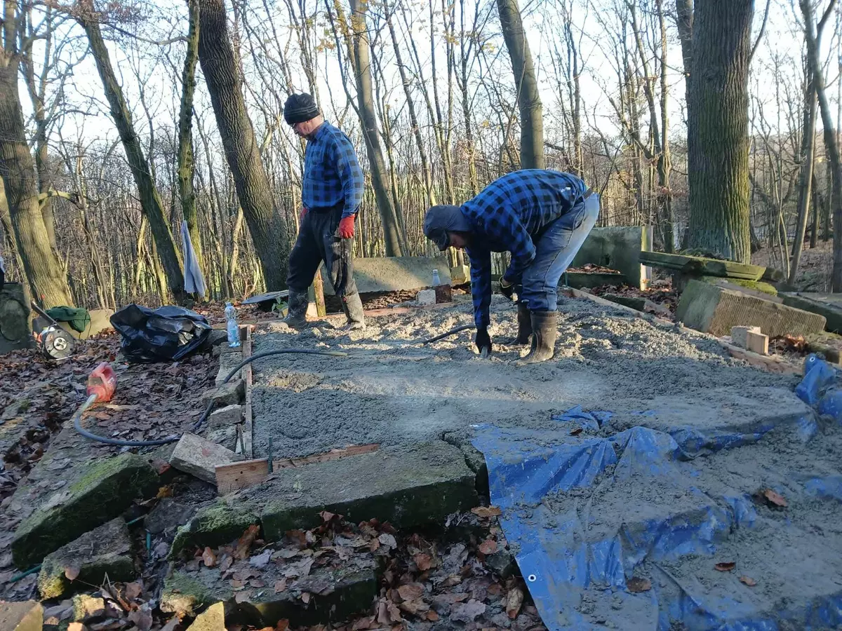 pocztówka na której znajduje się m.in. pomnik Caroline von Liebermann 