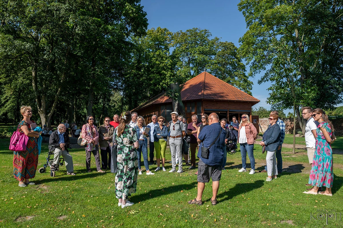 spacer z przewodnikiem po Centrum Hortiterapii Ogrody Zmyslów