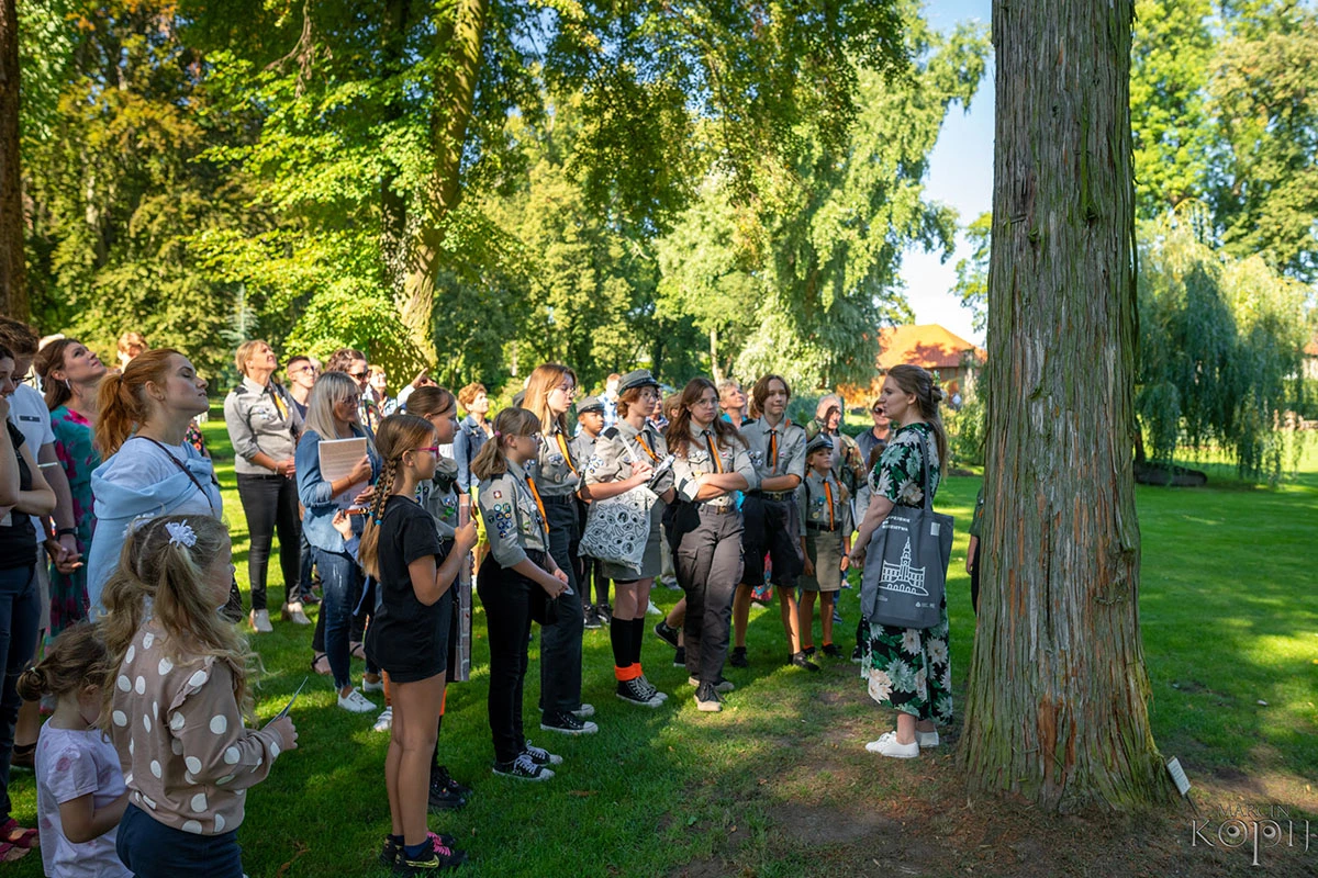 spacer z przewodnikiem po Centrum Hortiterapii Ogrody Zmyslów
