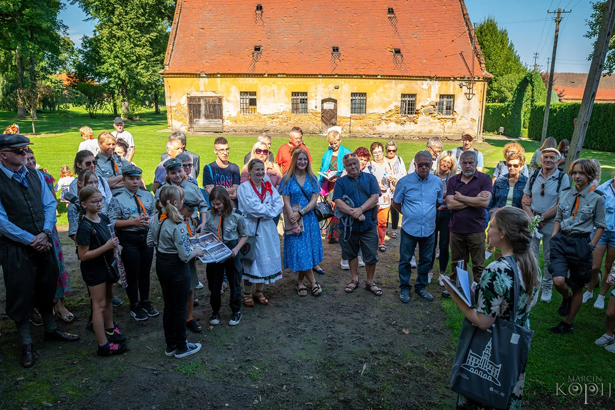 spacer z przewodnikiem po Centrum Hortiterapii Ogrody Zmyslów