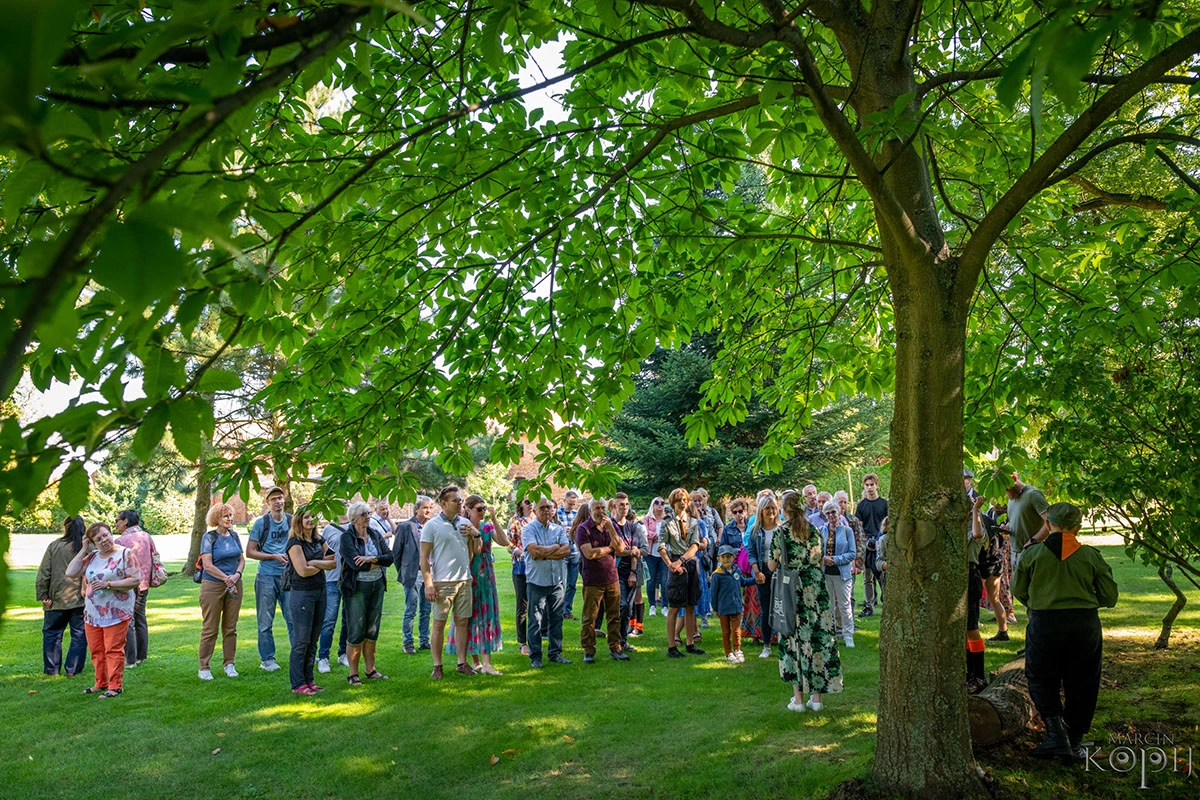 spacer z przewodnikiem po Centrum Hortiterapii Ogrody Zmyslów