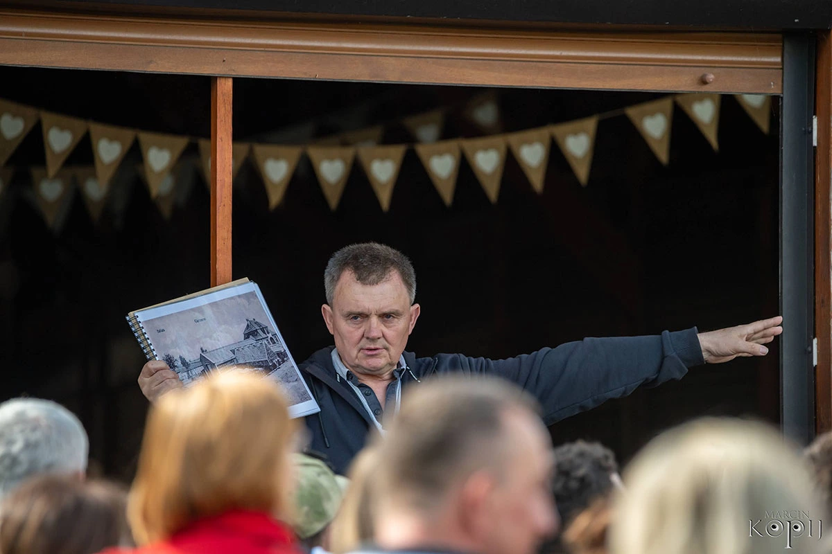 spacer z przewodnikiem po Centrum Hortiterapii Ogrody Zmyslów