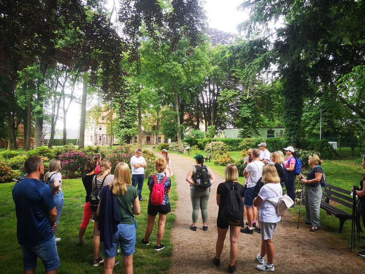 spacer z przewodnikiem po Centrum Hortiterapii Ogrody Zmyslów