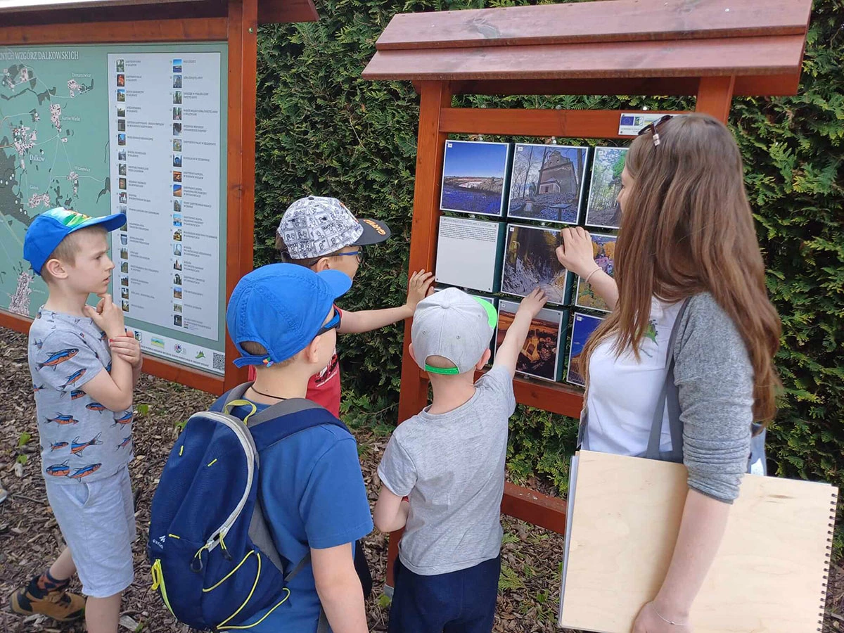 spacer z przewodnikiem po Centrum Hortiterapii Ogrody Zmyslów