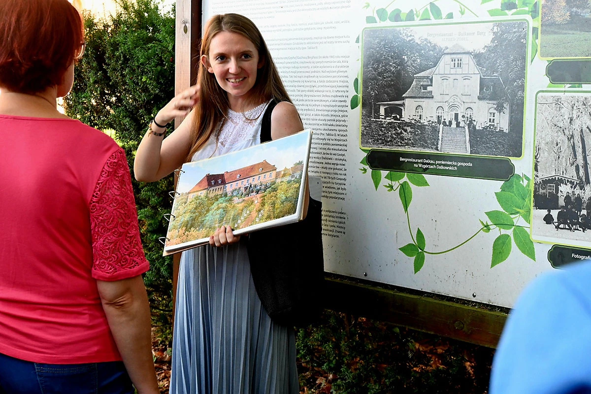 spacer z przewodnikiem po Centrum Hortiterapii Ogrody Zmyslów
