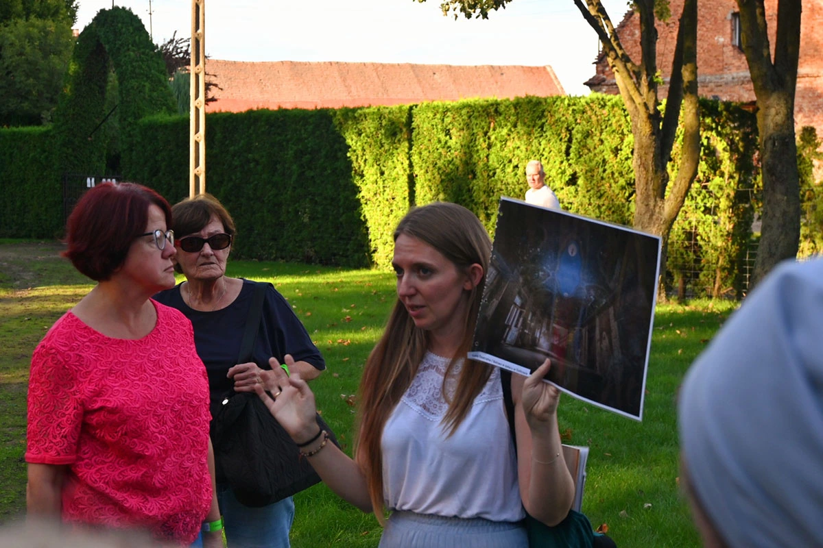 spacer z przewodnikiem po Centrum Hortiterapii Ogrody Zmyslów