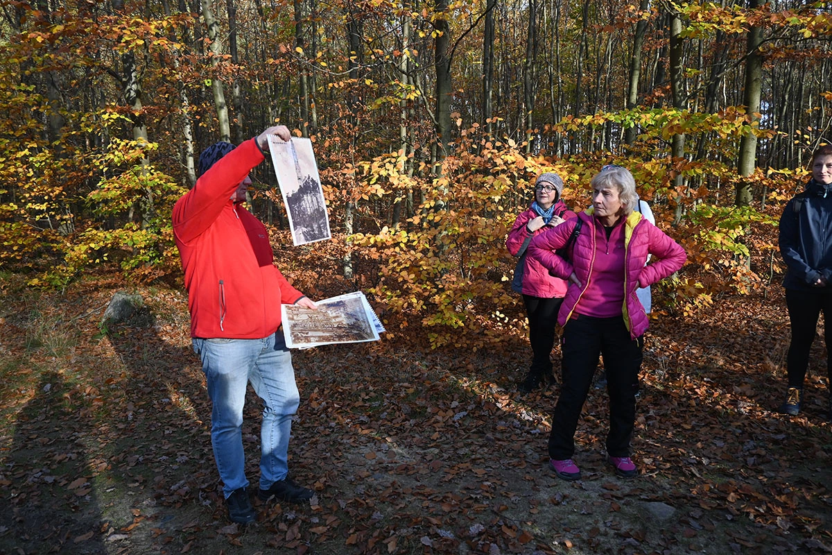 spacer z przewodnikiem po Wzgórzach Dalkowskich