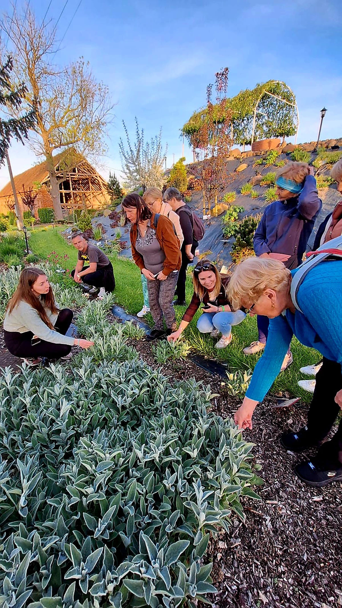 spacer z przewodnikiem po Centrum Hortiterapii Ogrody Zmyslów
