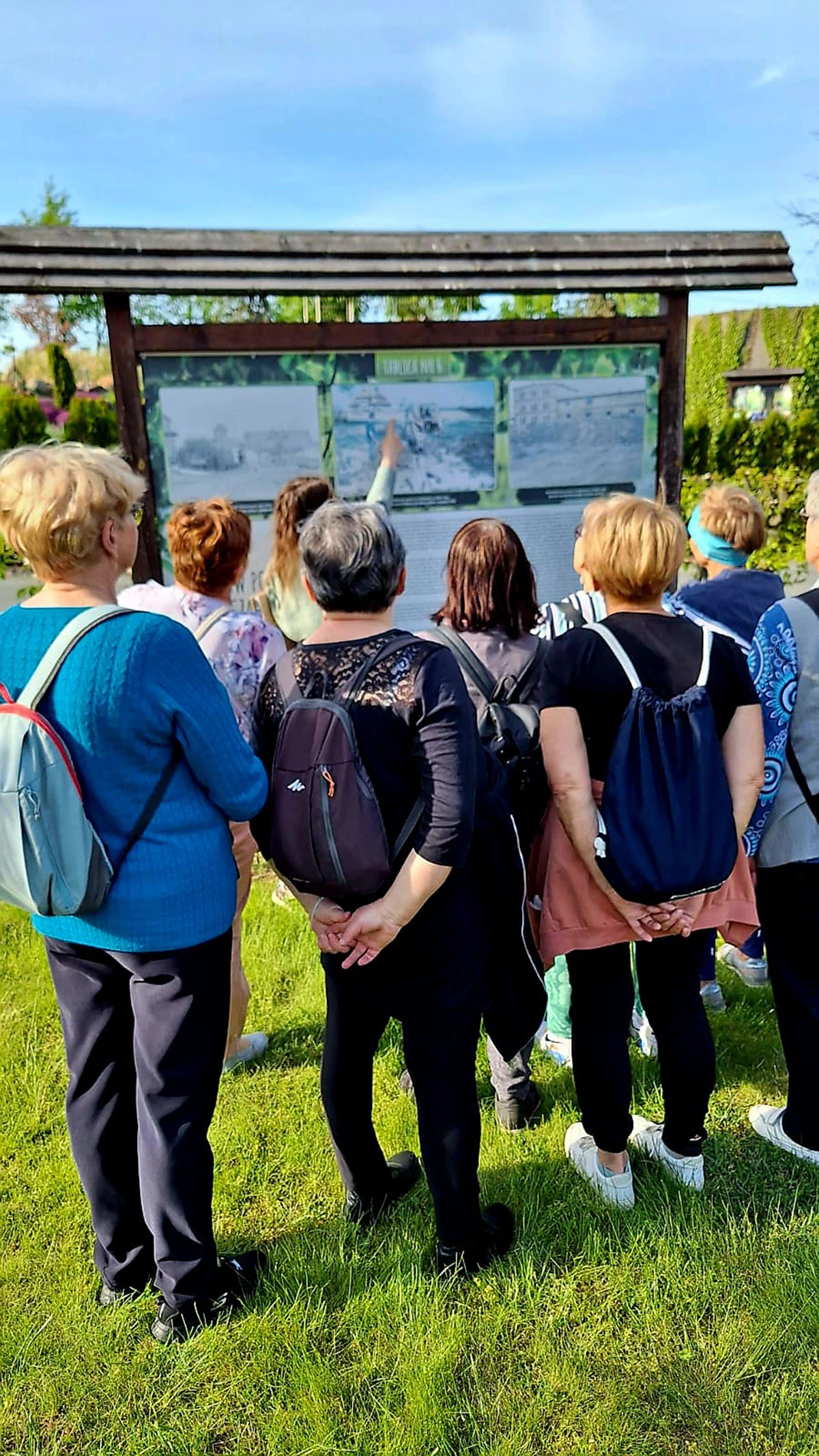 spacer z przewodnikiem po Centrum Hortiterapii Ogrody Zmyslów