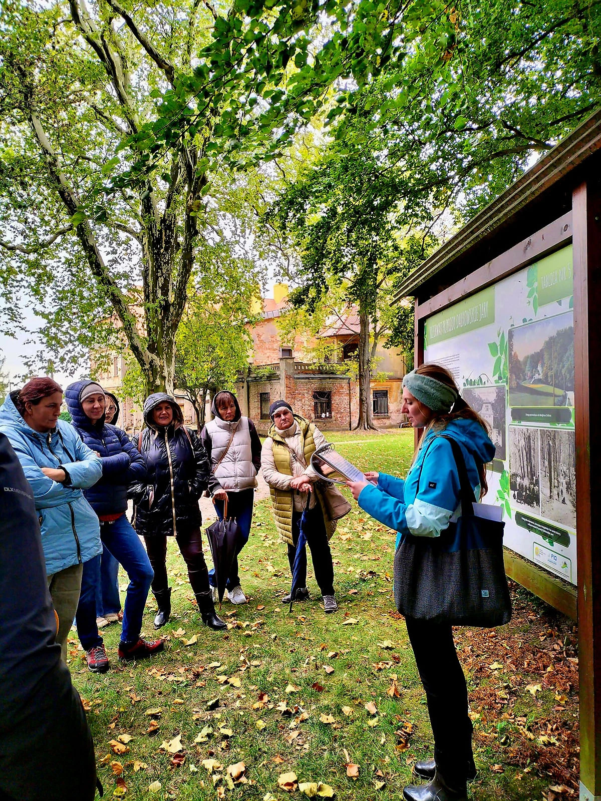 spacer z przewodnikiem po Centrum Hortiterapii Ogrody Zmyslów