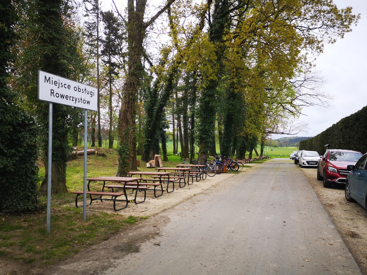 tablice na punkcie informacji turystycznej w Dalkowie