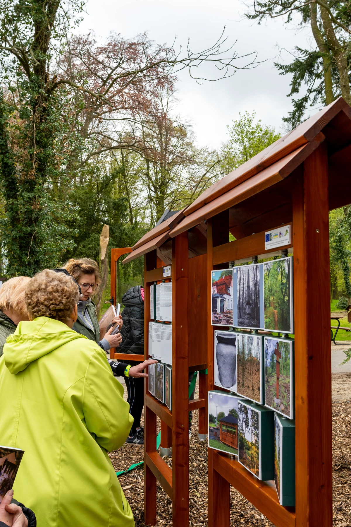 Biblioteczka przy punkcie informacji turystycznej w Dalkowie