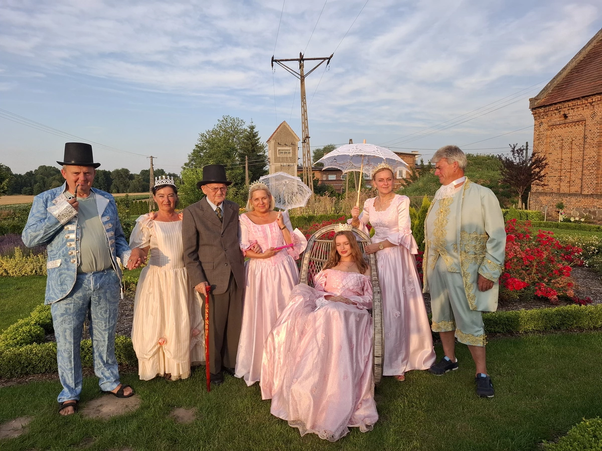 Stroje z epoki w Dalkowskim Parku