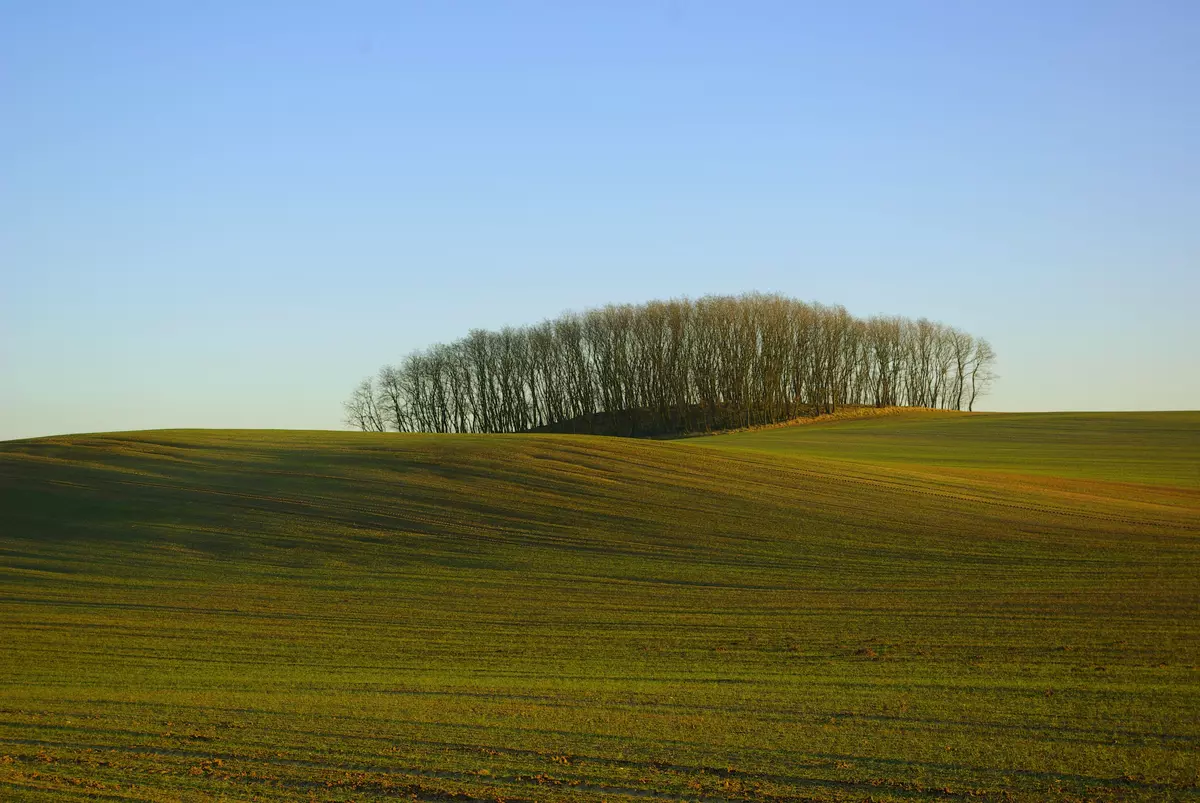tabliczki kierunkowe szlaków na wzgórzach