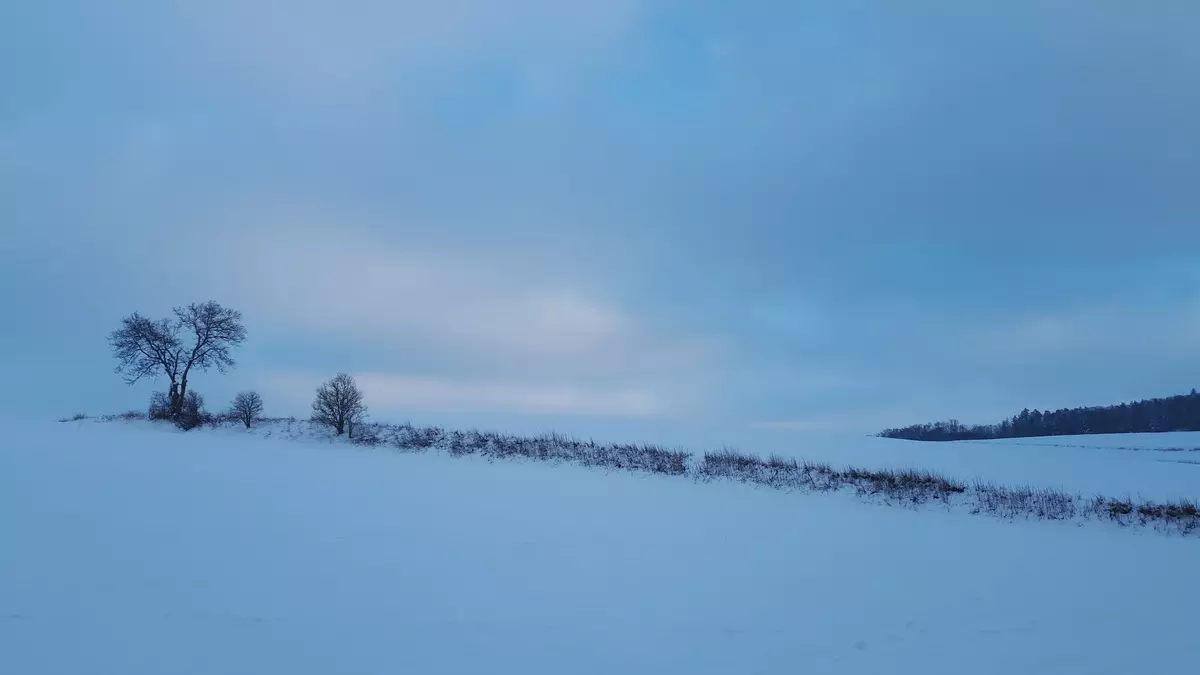 tabliczki kierunkowe szlaków na wzgórzach